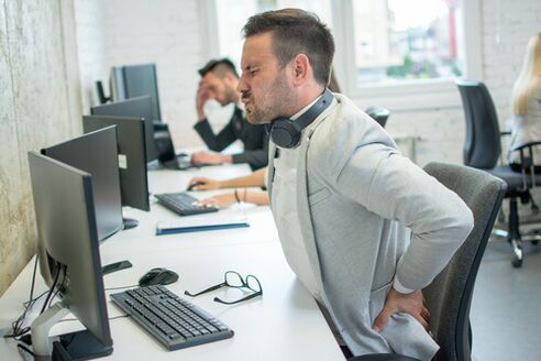 Langes Verharren in derselben Position führt zu starken Muskelverspannungen.